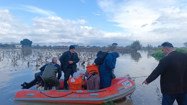 Selde mahsur kalan 10 kişi AFAD ekiplerince botla kurtarıldı
