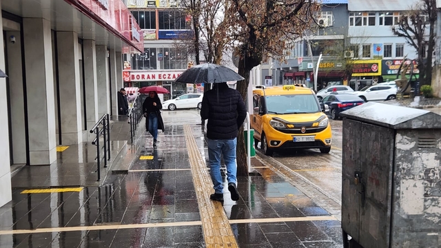 Tunceli'de sağanak hayatı olumsuz etkiledi
