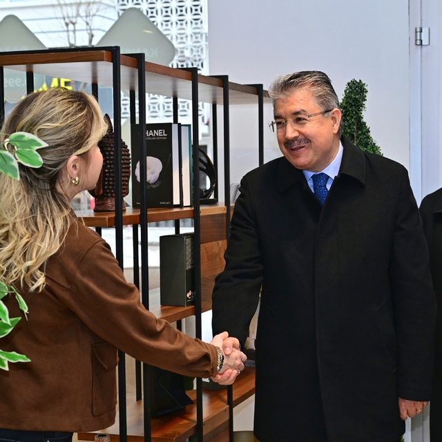 Vali Erdinç Yılmaz haftaya esnaf ziyaretiyle başladı
Yunus Emre Caddesi'nde...