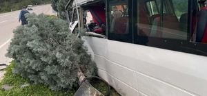 Çanakkale’de yoldan çıkan minibüs refüje çıktı; 2 kişi yaralandı