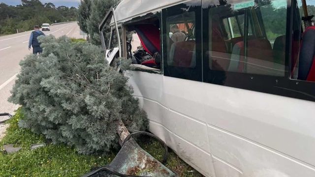 Çanakkale'de yoldan çıkan minibüs refüje çıktı; 2 kişi yaralandı