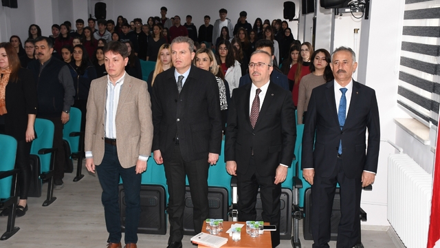 Anadolu Mektebi'nde Sabahattin Ali rüzgarı esti
Eskişehirli öğrenciler usta yazarın dünyasına yolculuk yaptı