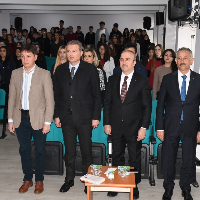 Anadolu Mektebi'nde Sabahattin Ali rüzgarı esti
Eskişehirli öğrenciler usta...