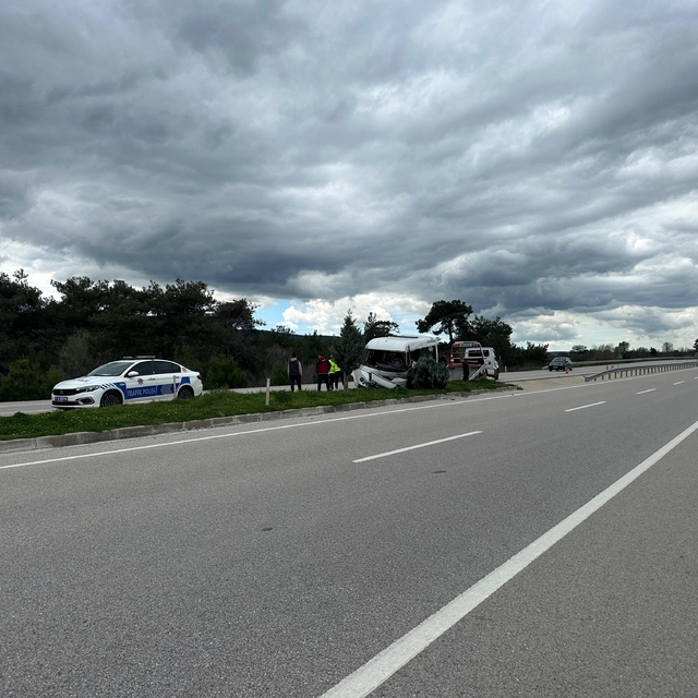 Çanakkale'de refüjdeki ağaca çarpan minibüsteki 2 kişi yaralandı