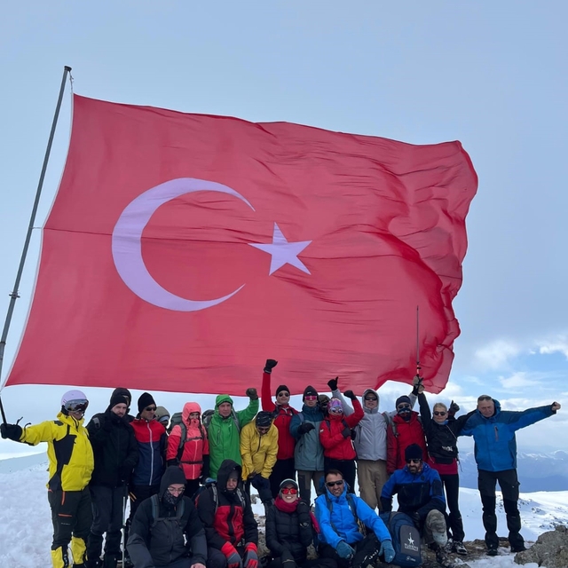 Trabzon'un en yüksek tepesindeki Türk bayrağı yenilendi