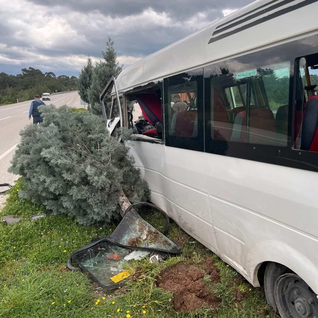Çanakkale'de yoldan çıkan minibüs refüje çıktı; 2 kişi yaralandı