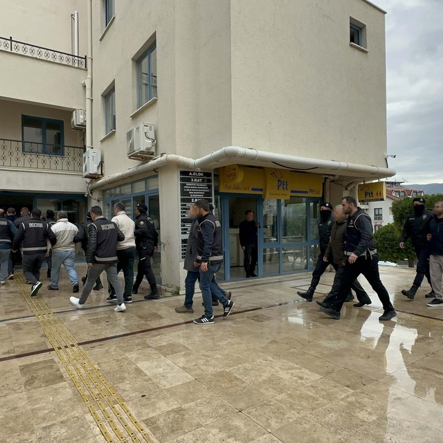 Marmaris Belediyesi'nde 'rüşvet' soruşturmasında gözaltına alınan şüphelile...