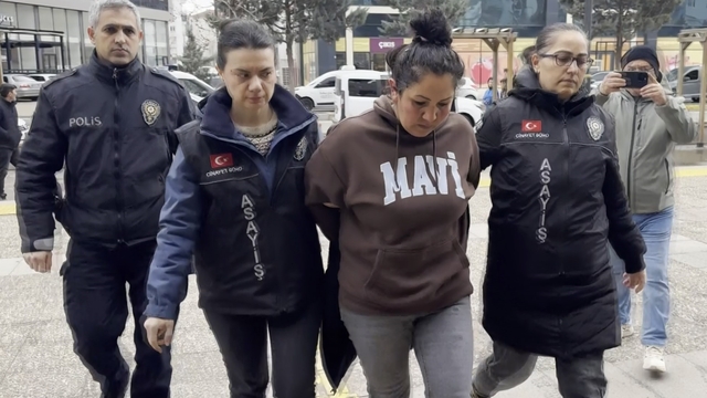 Annesinin sevgilisini bıçaklayan genç ve polise tokat atan annesi tutuklandı