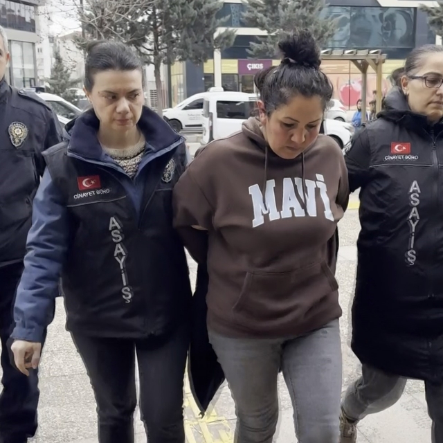 Annesinin sevgilisini bıçaklayan genç ve polise tokat atan annesi tutukland...