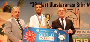 Genç şef adayları ödüllerini aldı Talas Belediyesi ve KAYÜ'nün düzenlediği yemek yarışmasında dereceye girenler ödüllendirildi