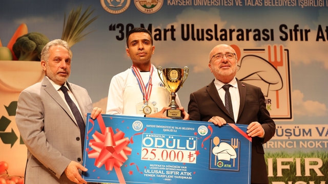 Genç şef adayları ödüllerini aldı
Talas Belediyesi ve KAYÜ'nün düzenlediği yemek yarışmasında dereceye girenler ödüllendirildi