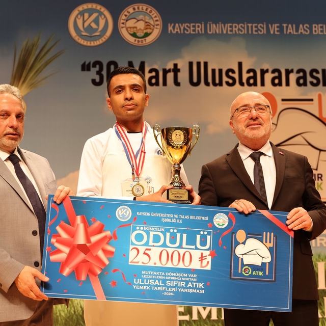 Genç şef adayları ödüllerini aldı
Talas Belediyesi ve KAYÜ'nün düzenlediği...