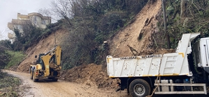 Bursa'da toprak kayması paniği Evinde mahsur kalan kadın ekiplerce kurtarıldı