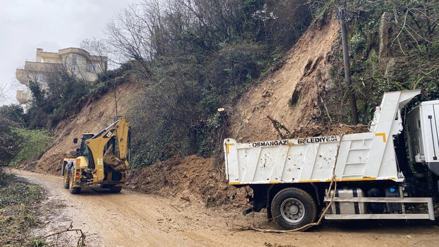 Bursa'da toprak kayması paniği
Evinde mahsur kalan kadın ekiplerce kurtarıldı