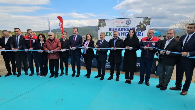 Aydın'ın ilk ilek bahçeleri törenle hizmete açıldı
Buharkent, İlek yetiştiriciliğinde de marka olacak