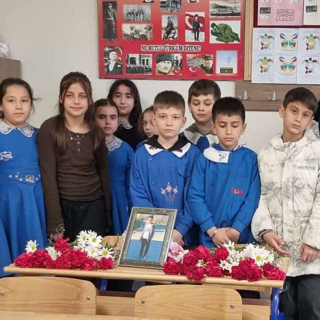 Kazada ölen Bülent Umut'u arkadaşları, sırasına çiçek bırakıp andı