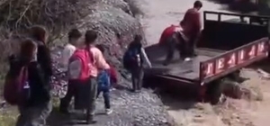 Öğrenciler, debisi yükselen dereyi traktörle geçti