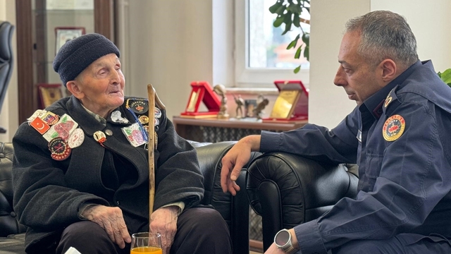 Albay Vanlı, 91 yaşındaki şehit babasını kapıda karşılayıp makamında ağırladı