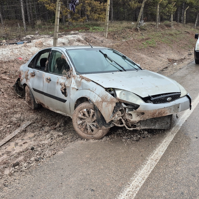 Kontrolden çıkan otomobil yol kenarına savruldu: 3 yaralı