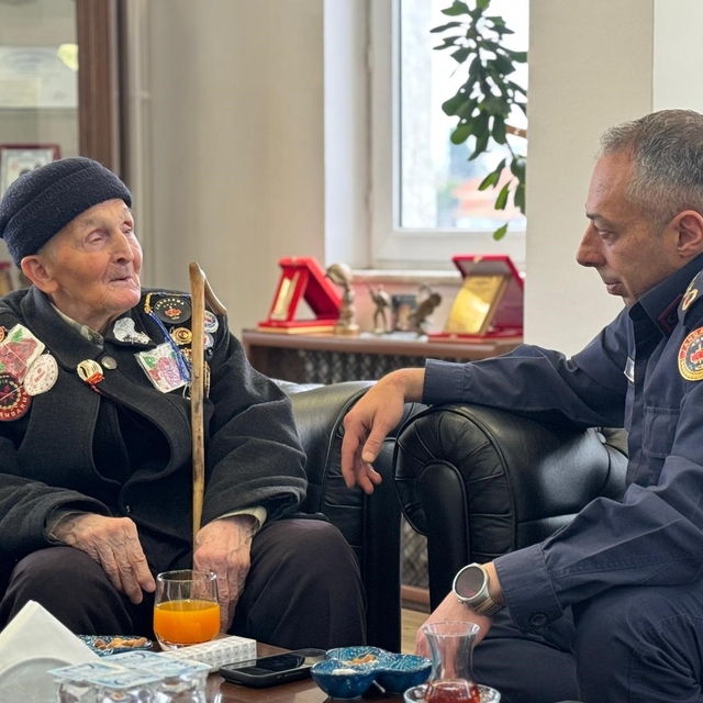 Albay Vanlı, 91 yaşındaki şehit babasını kapıda karşılayıp makamında ağırla...