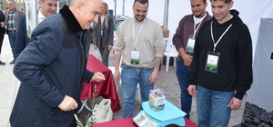 Vali Özkan atık pil teslim etti, zeytin fidanı aldı