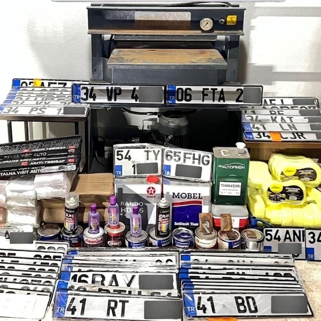 Sakarya'da sahte plaka üretimi ve satışı yapan 3 şüpheli yakalandı