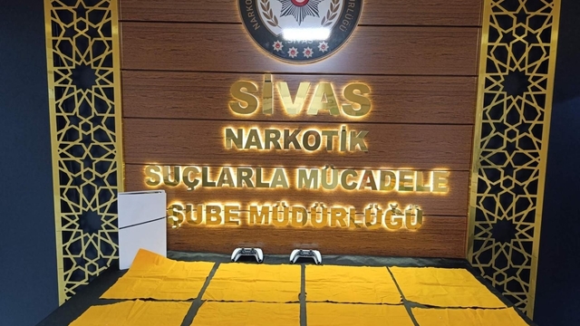 Oyun konsoluna gizlenen uyuşturucu polisin dikkatinden kaçmadı
Binlerce kullanımlık uyuşturucu, polis operasyonuyla yakalandı