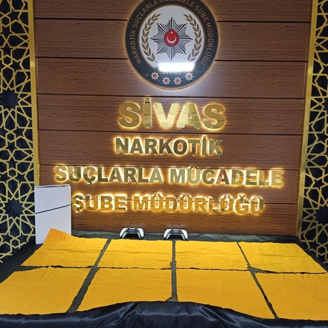 Oyun konsoluna gizlenen uyuşturucu polisin dikkatinden kaçmadı
Binlerce kul...