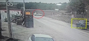 Şarampole devrilen otomobildeki 3 kişi yaralandı; kaza kamerada