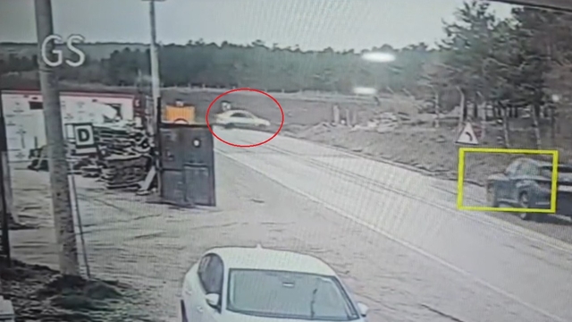 Şarampole devrilen otomobildeki 3 kişi yaralandı; kaza kamerada