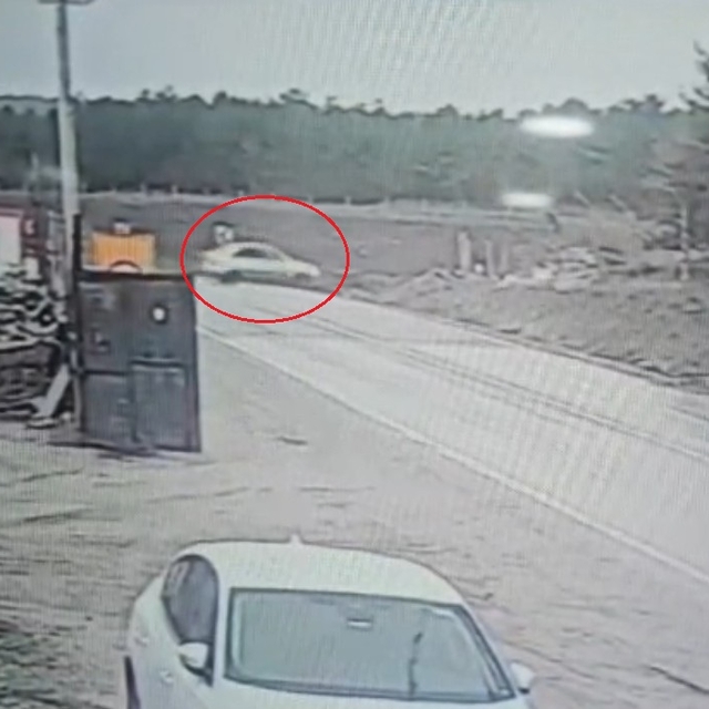 Şarampole devrilen otomobildeki 3 kişi yaralandı; kaza kamerada