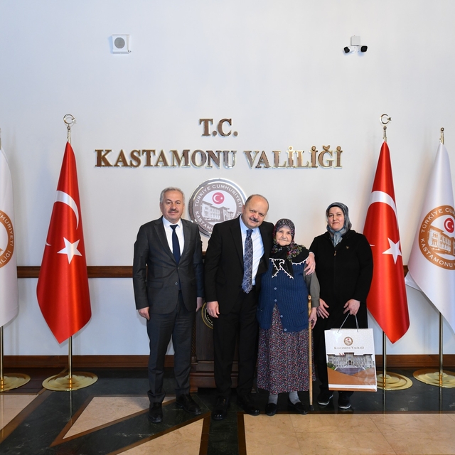 Kastamonu Valisi Dallı huzurevi sakini yaşlı kadını makamında misafir etti