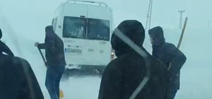 Yüksekova'da tipide yolda mahsur kalan vatandaşlar kurtarıldı