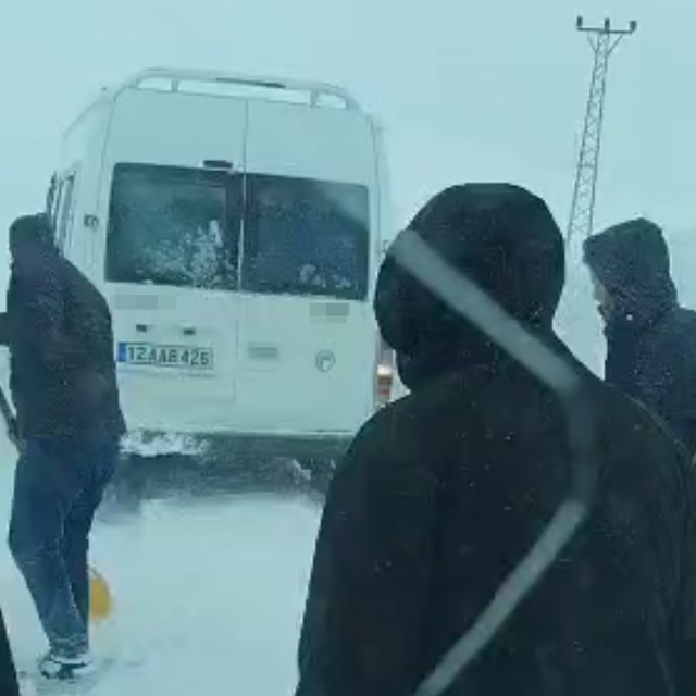Yüksekova'da tipide yolda mahsur kalan vatandaşlar kurtarıldı