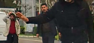 Yol vermek istemeyen sürücüyü darbetmeye çalıştılar; o anlar kamerada