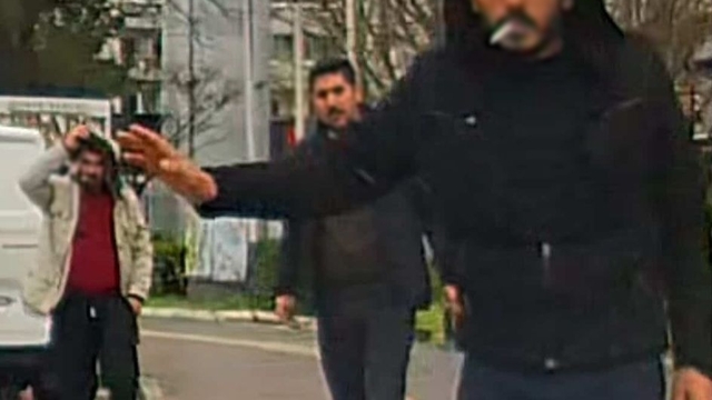 Yol vermek istemeyen sürücüyü darbetmeye çalıştılar; o anlar kamerada