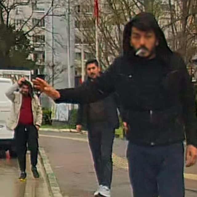 Yol vermek istemeyen sürücüyü darbetmeye çalıştılar; o anlar kamerada