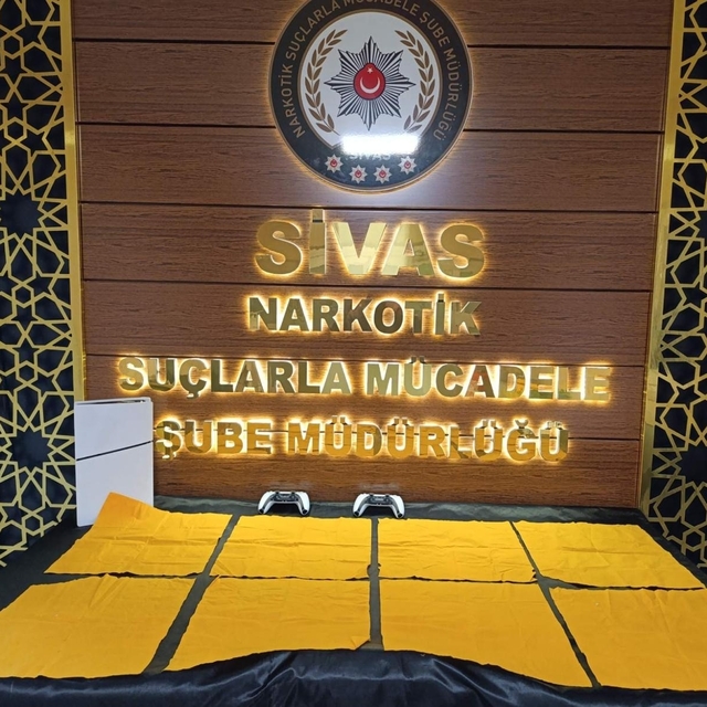 Sivas'ta uyuşturucu operasyonunda yakalanan 5 zanlıdan 4'ü tutuklandı
