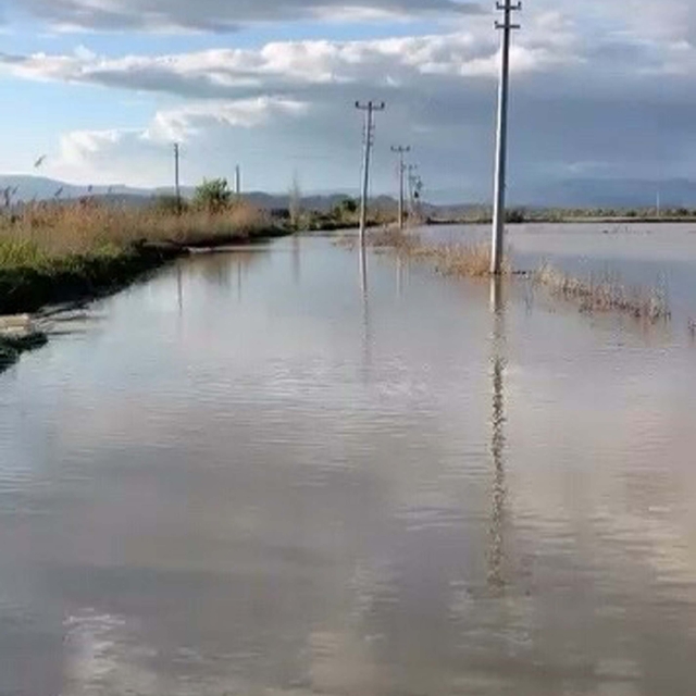 Menderes taştı, yol ulaşıma kapandı