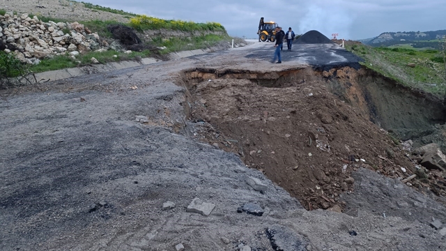Manisa'da çöken Kula-Selendi karayolu ulaşıma kapatıldı