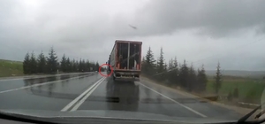 TIR’ın otomobile çarpıp sürüklediği kaza kamerada: 1 ölü, 2 yaralı