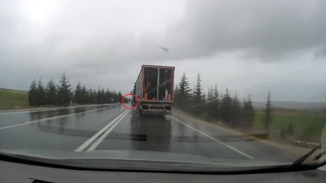 TIR'ın otomobile çarpıp sürüklediği kaza kamerada: 1 ölü, 2 yaralı