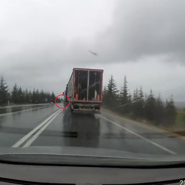 TIR'ın otomobile çarpıp sürüklediği kaza kamerada: 1 ölü, 2 yaralı