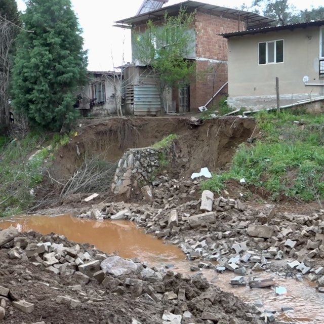 Aydın'da toprak kayması nedeniyle 3 ev tahliye edildi