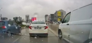 Bursa'da yol verme kavgası: 3 kişi sürücüye saldırdı