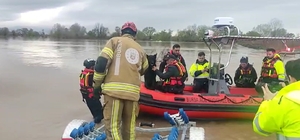 Su baskınında mahsur kalan iki köpek botla kurtarıldı; o anlar kamerada