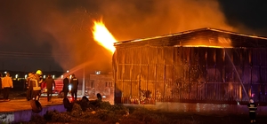 Osmaniye'de kağıt fabrikasında çıkan yangına müdahale ediliyor