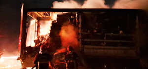 Şanlıurfa'da peçete yüklü tırda çıkan yangın söndürüldü