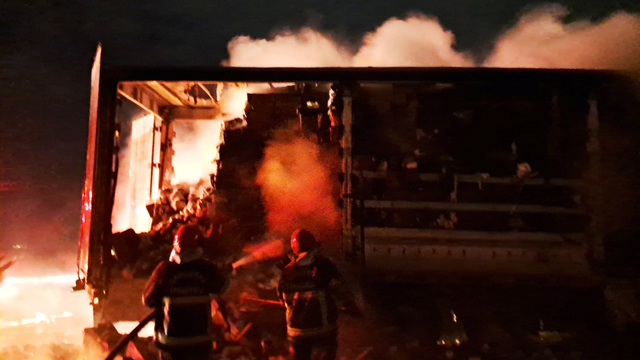 Şanlıurfa'da peçete yüklü tırda çıkan yangın söndürüldü