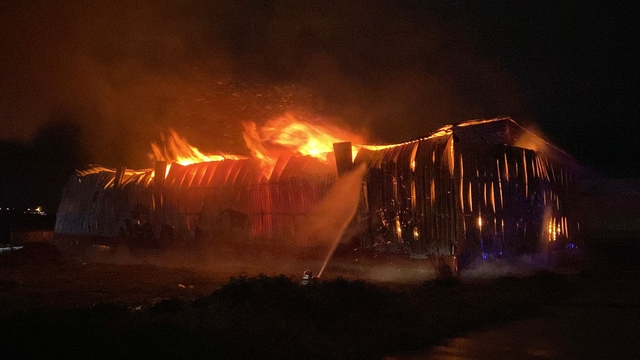 Osmaniye'de kağıt fabrikası yangını